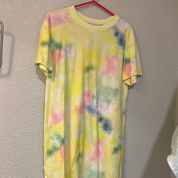 Alice & Olivia T Shirt Dress 👗🌺 - Picture 3 of 6